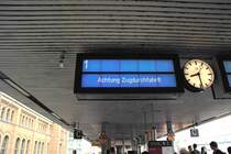 Achtung Zugdurchfahrt zeigt der Zugzielanzeiger am 26.07.2010 in Hannover HBF an.