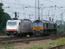 Crossrail-Teamarbeit im Umsetzbahnhof Aachen-West. Hier stehen 185 580-8 und DE6606 Seite an Seite. Die 185er wird den Containerzug �bernehmen, den die Class 66 zuvor aus Belgien gebracht hat, und weiter Richtung K�ln bef�rdern, w�hrend die Diesellok ihrerseits den aus K�ln �berbrachten anderen Containerzug �ber die Montzenroute nach Belgien ziehen wird. Aufgenommen am 28/07/2010.