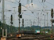 Nicht viel los in Aachen-West um die Mittagszeit. 2828 und 2822 warten mit ihren Zgen auf die Abfahrt. Aufgenommen am 28/07/2010.