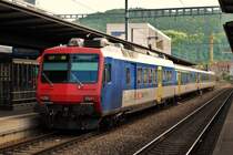 RBDe 561 000-1 am 04.06.2010 abfahrbereit im Bahnhof Baden. Es ist der erste von sechs ehemals deutschlandtauglich umgebauten RBDe 560. Mittlerweile fahren diese Triebwgen wieder in normalen NPZ-Umlufen und wurden rckgebaut. Seine alte Nummer (RBDe 560 127-3) hat er dabei aber nicht mehr bekommen.