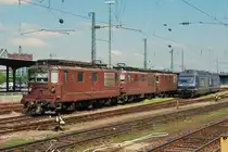 Alt und neu: Drei Re 4/4 der BLS (UIC: Re 425 177, Re 425 163 und Re 425 183) warten am sonnigen 4. Juni 2010 in Basel Badischer Bahnhof neben den beiden Re 465 014 und Re 465 016 auf neue Eins�tze. W�hrend Re 4/4 163 schon in den 60ern als Testfahrzeug ausgeliefert wurde (damals noch Ae 4/4II 263) kam die Re 4/4 177 schon aus der Serienfertigung in den 70ern an die SEZ (Spiez-Erlenbach-Zweisimmen-Bahn), die seit Ende der 90er in die BLS integriert ist. Re 4/4 183 kam Mitte der 70er als Serienmaschine direkt zur BLS. Die beiden Re 465  kamen 20 Jahre sp�ter zun�chst als Leihloks der SBB zur BLS, wurden 2003 aber von dieser gekauft. Re 465 014 erlangte 2003 traurige Ber�hmtheit, als sie zusammen mit 017 einem deutschen ICE in die Flanke fuhr.