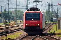 Die erste Mehrsystemlok des Bombardier Typs TRAXX F140 AC1 der SBB Cargo (Re 482 000-7) bewegt sich durch das Vorfeld des Badischen Bahnhofs in Basel am 04.06.2010.