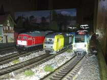 Hier mal die 3er Flotte nebeneinander.
Einer von 3 Taurusn Dispolok  Es 64 U2-025, Dispo.Diesellok ER 20-010 und Railion 232 902-7.