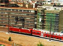 Lok der BR 112 (heute: BR 114) mit Regionalzug bei der Ausfahrt aus Berlin Alexanderplatz im Jahre 1999.