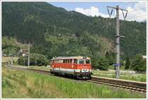 2043 049 (die einzige 2043 mit Wortmarke) fhrt als Lokzug duch die Haltestelle Markt-Sachsenburg. 
17.07.2010