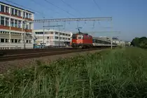 Re 4/4 II 11205 mit S 19027 in Z�rich Altstetten.