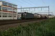 Eine von noch vier gr�nen Re 6/6 mit runden Stirnlampen, die Re 6/6 11663, erreicht am 16.7.10 mit einem kurzen G�terzug Z�rich Altstetten.