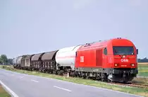 Ein sch�nes Nebenprodukt des Fliegerfotografierens am 28.7.2010 war dieser gemischte G�terzug, der einige Betriebsanschl�sse bediente und hier s�dlich unweit der Piste 34 des Flughafen Wien-Schwechat in der Ortschaft Kleinneusiedl zu sehen ist. Rechts im Bild ist der Flughafenzaun erkennbar.
