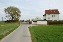 Stilleben mit Bahnbergang. Am Feldweg zwischen Beckrath und Buchholz kreutzt die Strecke 485 Aachen-Mnchengladbach. 25.4.2010
