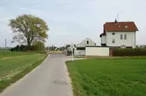 Stilleben mit Bahn�bergang. Am Feldweg zwischen Beckrath und Buchholz kreutzt die Strecke 485 Aachen-M�nchengladbach. 25.4.2010