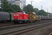 212 298-4 mit einem Bauzug am 27.07.2010 durch Kln-West