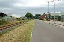 Nebenbahn von Lindern nach Heinsberg, der einzigen Kreisstadt, die man nicht per Eisenbahn erreichen kann. Rechts ist die Sootstra�e in Dremmen zu sehen, im Hintergrund f�hrt die A46 �ber die Bahn. 12.7.2009