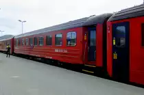 Zwischen zwei B5 sehen auch die B3 der neueren Ausf�hrung gleich noch etwas �lter aus. Mangels passender Fahrzeuge des Typs 5 entstammen alle Speisewagen im Nordland dem Typ 3, so auch der Wagen im Tagzug Bod� - Trondheim am 1.7.2010. 