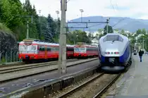 Triebzugtreffen in Voss: W�hrend der BM73 rechts im Bild unterwegs ist von Bergen nach Oslo, warten links im Bild zwei BM69 auf die Abfahrt als Regionalz�ge nach Myrdal (links) und Bergen (mitte). 6.7.2010. 