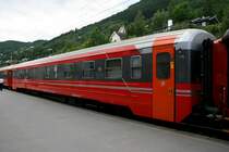 Gleichzeitig mit den B7, welche fr die Bergenbahn modernisiert werden, erhalten nun auch ltere Wagen der Bauarten B3 und B5 das neue NSB-Design, unter anderem dieser BF5, welcher anlsslich der Modernisierung seine Sitzpltze verloren hat und nun als Gepck-, Velo- und Servicewagen dient. Aufnahme in Voss am 6.7.2010. 
