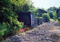 Ehemalige Bekohlungsanlage in Gr�venwiesbach mit Kransockel und rechts anschlie�endem Lokschuppen, 1. H�lfte der 1980iger Jahre.