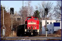 298 306-2 tastet sich etwas schchtern an den B Werftstrae (Nordhafen) heran.   Stralsund am 16.03.10 