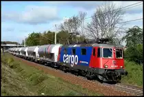 421 375-7 mit Zement unterwegs nach Mukran. Stralsund kurz hinter dem Hp Gr�nhufe.  am 02.05.10 