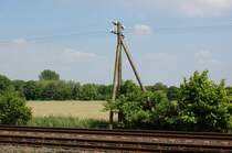  Isn't it romantic?  hie� schon in den 1950-ziger Jahren ein Schlager, ich glaube von Bing Crossby......selbe Frage 2010.......wie anno Dazumal ziehen sich die alte Telegrafenleitung neben der Erfttalbahn zwischen Holzheim und Grevenbroich her. 23.5.2010 ist das Aufnahme Datum