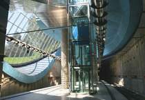 U1-Süd, St.Quirin-Platz (1997) - 

U-Bahnhof  St.Quirin-Platz  in München mit der großen verglasten Öffnung. Architektur: U-Bahn-Refert / Hermann + Öttl. Die U1-Süd Kolumbusplatz - Mangfallplatz mit 4 gut gestalteten Stationen ging am 8. November 1997 in Betrieb. 

München,05.09.2005 (M)