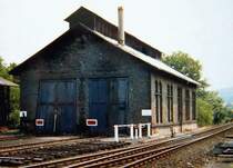 Bis auf die Besch�digung am linken Mauerbereich und einigen Leckagen am Dachfirst war der Lokschuppen Gr�venwiesbach noch intakt, 1. H�lfte der 1980iger Jahre.
