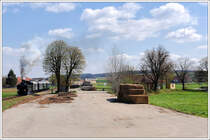 93.1420 am 22.4.2010 mit ihrem Fotoperser von Retz nach Drosendorf bei der Ausfahrt aus Plei�ing-Waschbach.