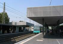 Umgestaltung -

Die Haltestelle Heddernheim an den Linien U1, U2, U3 wurde 2003 neu gestaltet und mit Hochbahnsteigen versehen. Sie hat aufgrund des Abzweigs der U2 drei Gleise. Bei Nacht wird diese Station interessant beleuchtet. Hinter den Blechen am Dach befinden sich farbige Beleuchtungskörper. 

01.09.2005 (M)