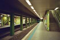 Die Farbe ist vom Namen abgeleitet -

U-Bahnhof  Grünburgweg  an der ersten Frankfurter U-Bahnstrecke. Die ersten U-Stationen hatten Seitenbahnsteige. Im Hintergrund fährt ein U4-Tw aus der Haltestelle. 

Analoge Aufnahme, 2003 (M)