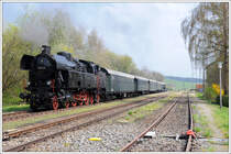 Fotozug SLP 19439 von Attnang-Puchheim nach Hausruck, am 21.4.2010 mit �GEG 78 618 bespannt, beim Halt in Ottnang-Wolfsegg.