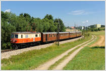 R 6811 von St. P�lten Hbf. nach Mariazell war am 1.8.2010 mit 1099 001 bespannt. Die Aufnahme zeigt den Zug zw. St. P�lten und Obergrafendorf. Insgesamt wurden zwischen 1911 und 1914 16 Lokomotiven dieser rund 600 PS starken Baureihe geliefert. 1959 - 1962 wurden die Lokomotiven einer Modernisierung unterzogen. Dabei wurde der Lokkasten erneuert, mit neuen Hilfsbetrieben ausger�stet, komplett neu verkabelt und mit einer Druckluftbremse ausgestattet. Das Untergestell, die Fahrmotore, die Transformatoren, der Antrieb und die Drehgestelle blieben bis heute unver�ndert. Die zur Zeit noch 10 betriebsbereiten Triebfahrzeuge der Baureihe 1099 sind die weltweit �ltesten (Schmalspur)-Wechselstrom-Lokomotiven im planm��igen Betrieb.


