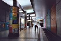 Hohes gestalterische Niveau -

... wird in der hallenförmigen Station  Messe  erreicht. Architektengemeinschaft G. Balser. Nach langer Bauzeit wurde 2001 diese Strecke in Betrieb genommen. Oberirdisch fährt zusätzlich auch weiterhin die Straßenbahn. 

Analoge Aufnahme, 2003 (M)