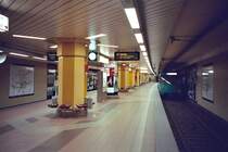 Im Bornheimer Untergrund -

Parlamentsplatz, 1992, U7. Die beiden weiteren U-Stationen  Habsburgerallee  und  Eissporthalle  dieser Strecke in Richtung Enkheim wurden architektonisch gleich gestaltet, weichen aber in den Farben ab. 

Analoge Aufnahme, 2003 (M)