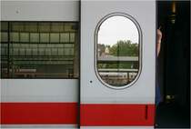 Noch eine Zigarette vor der Abfahrt - 

ICE im Stuttgarter Hauptbahnhof, 

03.08.2005 (M)