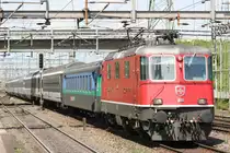 11 156 am 06.08.10 in Muttenz mit IR Basel - Luzern - Locarno, gleich hinter der Loggi noch vor dem P�ckliwagen zwei Verst�rkungswagen, einmal EW II und einmal Bpm 51.