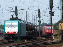 Hochbetrieb am 09.07.2010 in Aachen West, Cobra 186 219 zieht einen Autozug nach Belgien, kurze Zeit sp�ter f�hrt 185 166-6 mit einem Kesselzug in Richtung K�ln.
