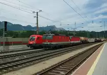 Wegen Bauarbeiten zwischen Kundl und Brixlegg staute sich am 13.07.2010 der Verkehr in Richtung S�den in Kundl etwas. Hier stehen 1016 025-7 und 1144 099 mit 1144 XXX nebeneinander in Warteposition.