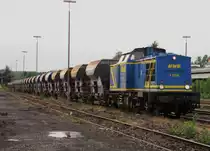 Am 05.08.2010 ist die V 1203 der MWB (ex. DB 202 725-8) mit einem Schotterzug im Bahnhof Neheim-H�sten abgestellt.