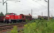 294 820 dr�ckt am 30.07.10 einen G�terzug in eine Ausfahrgruppe. Fotogrfaiert vom Haltepunkt Engelsdorf.