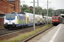 146 535-0  Rizzi-Lok  der metronom mit dem ersten metronom Sonderzug Berlin 2010 in Rathenow. Rechts steht die 112 104-5 mit dem RE 38167 nach K�nigs Wusterhausen. 07.08.2010