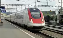 RABDe 500 017-9  Willi Ritschard  durchf�hrt am Abend des 06.08.10 den Bahnhof Zofingen.