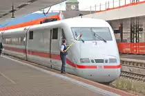 Versp�teter Fr�hjahrsputz, auch ICE F�hrer m�ssen manchmal selbst an ihrer Maschine Hand anlegen ;) und wenn es nur darum geht, die Scheiben wieder sauber zu bekommen. Das Bild habe ich in Basel Badischer Bahnhof gemacht. Ich kann euch sagen, das der Zugf�hrer ganz sch�n lang damit besch�ftigt war, bis die sterblichen �berreste der M�cken etc. entfernt waren. 