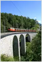 �ber das 116m lange Saugraben Viadukt, f�hrt die 99 Jahre alte 1099 001 mit dem G�sing Pendler R 6852 von Mariazell nach G�sing.  
Annaberg 1.8.2010 