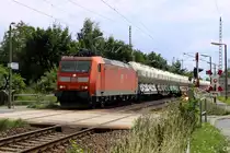 Mit tschechischen Zwiebelwagen durchf�hrt 185 146-8 am 30.7.2010 den Haltepunkt Dresden-Stetzsch.
