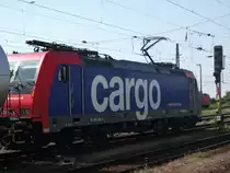 Re 482 048-6 der SBB Cargo, stand am 10.7.10 mit Kesselwagenzug in Gro�korbetha.