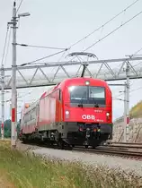 Mit dem Rola 41411 ist am 20.06.2008 die 1216 013 in den
Bahnhof Wartberg/Kr.eingefahren.