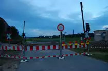 Gesperrter Bahn�bergang in M�nchengladbach-Genhausen am Abend des 7.8.2010. Der Eiserne Rhein bekommt einen neuen Oberbau.....vielleicht geht es ja bald wieder nach Roermond?