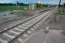 Halte Punkt Genhausen, hier ist der Bahn�beregang seines Belages beraubt. Das Bild zeigt die Baustellenbeleuchtung und den Bahnsteig in Richtung Dalheim. Hier wird mit Hochdruck auch nachts gearbeitet und an Sonntagen. 7.8.2010