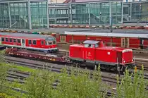 212 323 bei str�mendem Regen am Morgen des 06.08.2010 in Regensburg Hbf.
