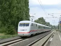 Ein ICE 2 durchf�hrt am 5.8.10 als ICE 548 Berlin Ostbahnhof - K�ln/Bonn Flughafen den Bahnhof von Nordb�gge.