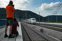 Patrick Esser und Sven Niggemeyer am 07.08.2010 zusammen mit einem ICE in Richtung M�nchen Hbf beim Bahnbilder-Treffen in Kinding.